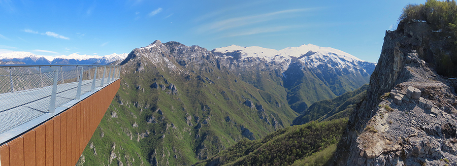 'Il Becco' di Dossena si protende sulla Val Parina, verso l'Ortighera e le Orobie
